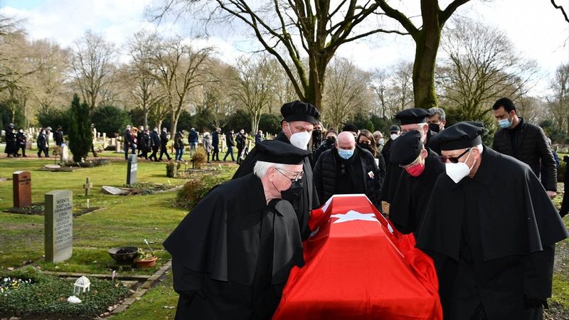 Almanya'da vefat eden Kore gazisi Ermeni asıllı Minas Kaya için Türk bayraklı cenaze töreni