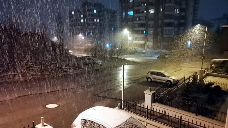 Ankara'da üçüncü cemrenin ardından yağan kar şaşkınlık yarattı