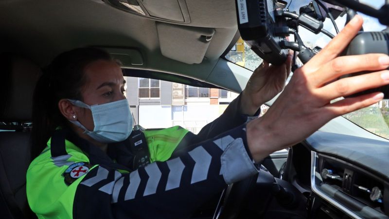 Tek kadın radar polisi Antalya’da hız yapanlara göz açtırmıyor