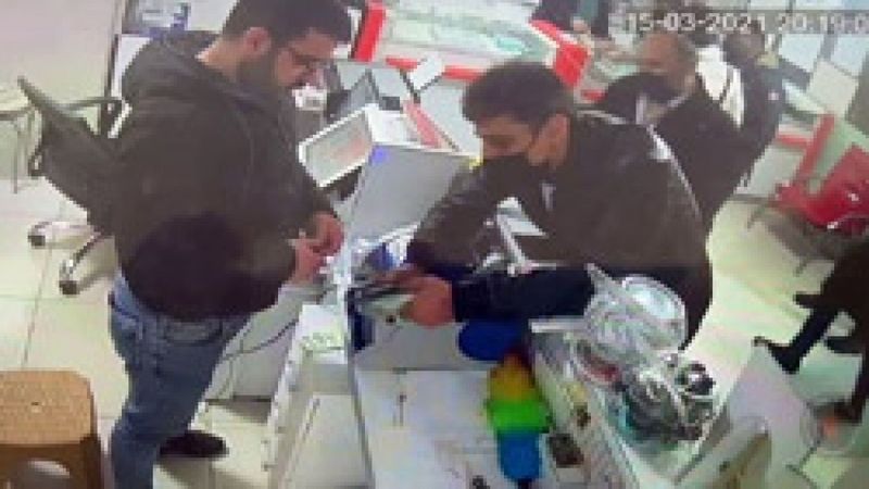 Esenyurt'ta dolandırıcılar, görevlinin dikkati sayesinde yakalandı