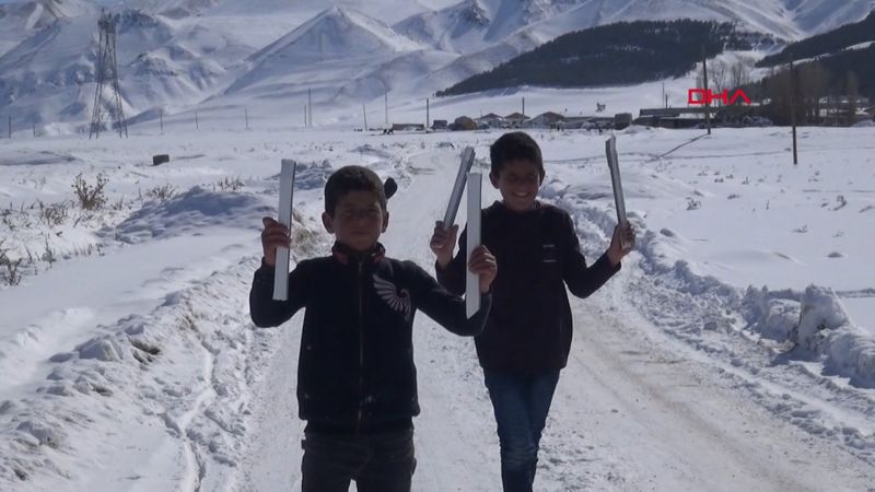 Erzurum’da çocuklar PVC plastikler ile kar takımı yaptı