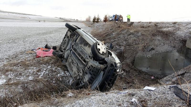 Tokat’ta gizli buzlanma: 3 araç şarampole uçtu