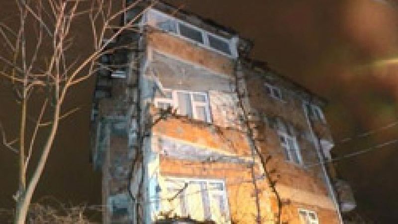 Sancaktepe'de 4. kattan düşen genç ağır yaralandı