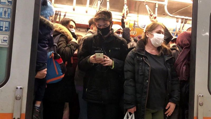 İstanbul'da mesai çıkışı toplu taşıma araçlarında yoğunluk