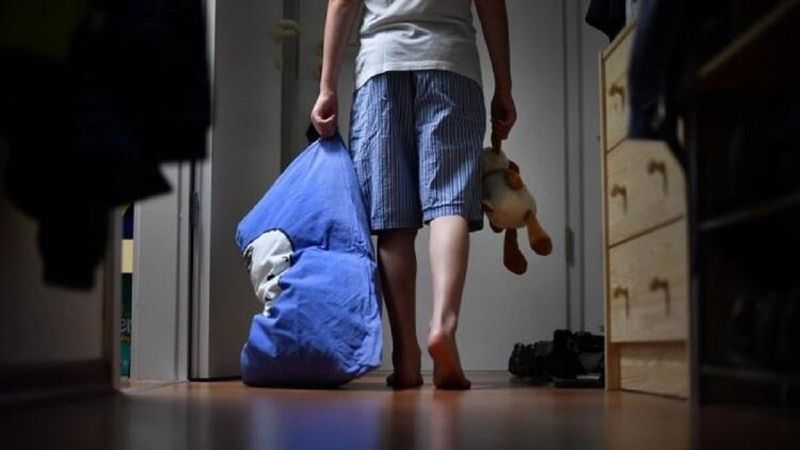 Uykuda dolaşma hastalığı: Uyurgezerlik neden olur, tedavisi var mı?