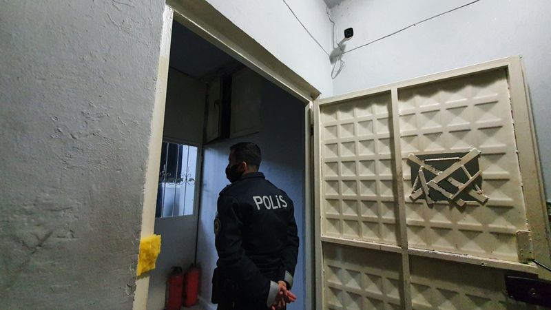 Adana'da saklandıkları terasta yakalandılar