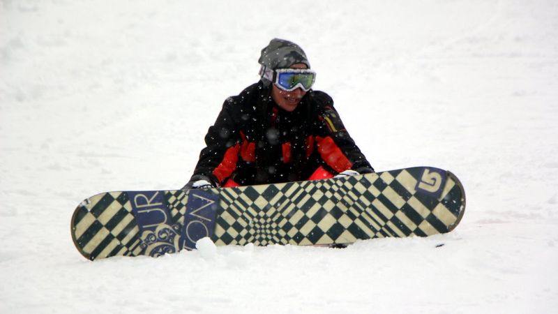 Kartalkaya’da kar yağışı altında kayak ve snowboard keyfi