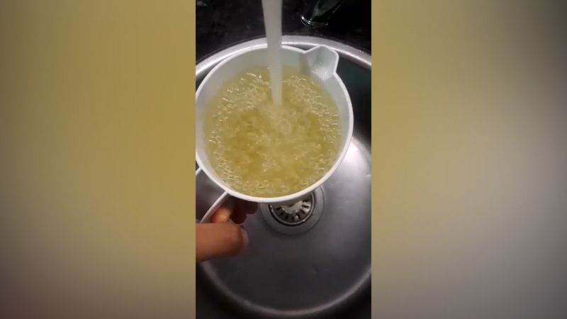 İzmir’de musluktan sarı su akıyor