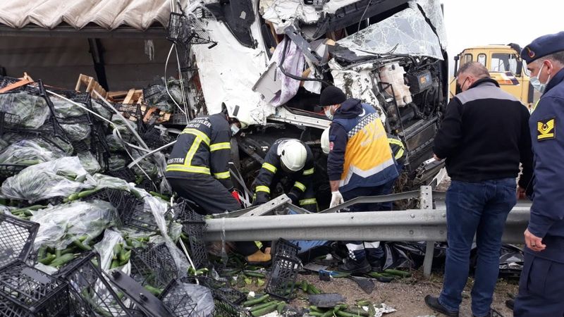 Amasya’da devrilen tırda baba ve oğul hayatını kaybetti