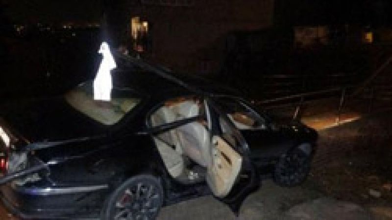 İzmir'de dur ihtarına uymayan sürücünün aracı demirlere saplandı