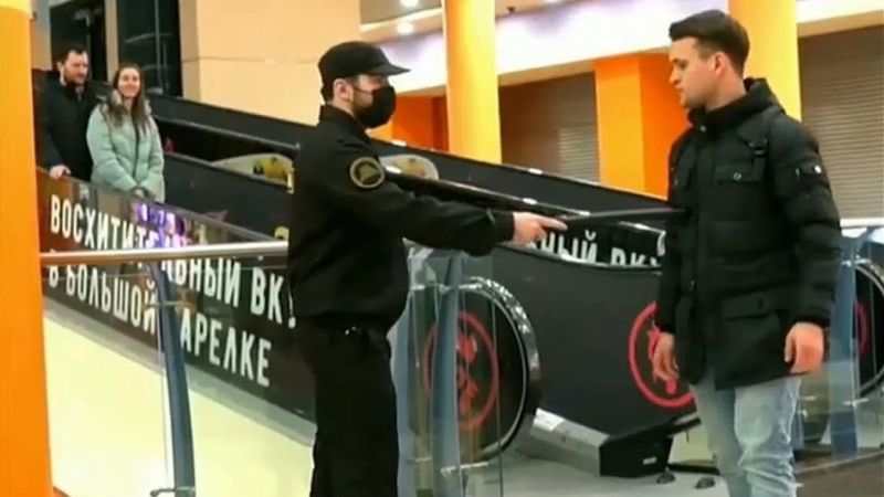 Rusya’da maskesiz vatandaşlara ‘dayaklı’ şaka