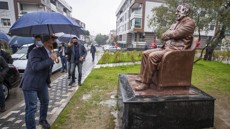 Tunç Soyer, Bekir Coşkun heykeline yapılan saldırı sonrası incelemelerde bulundu