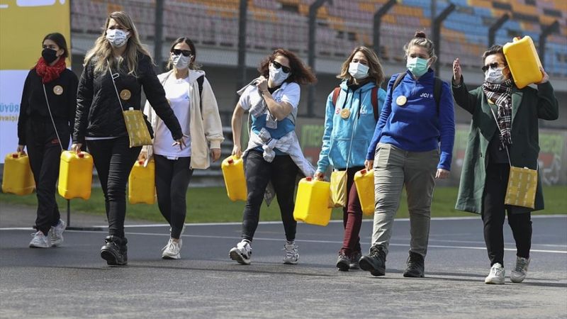 Afrika insanıyla empati kurmak için yürüyerek bidonla su taşıdılar