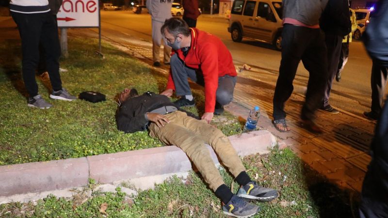 Antalya'da hurda toplayan Suriyeli genci darbettiler