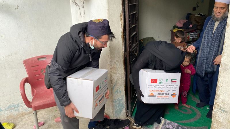 Saker Vakfı, Müslümanlara yardım eli uzatmaya devam ediyor