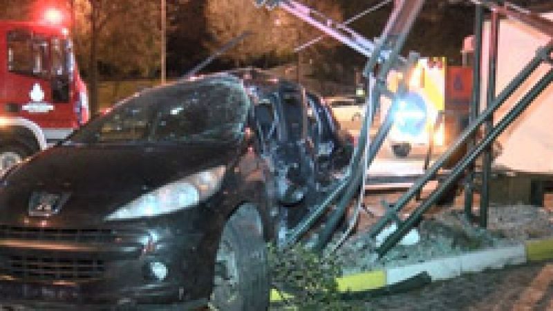 Bakırköy'de otomobil, otobüs durağına girdi