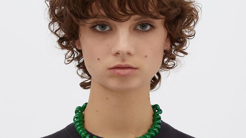 Moda devinin piyasaya sürdüğü kablo benzeri kolye 15 bin lira