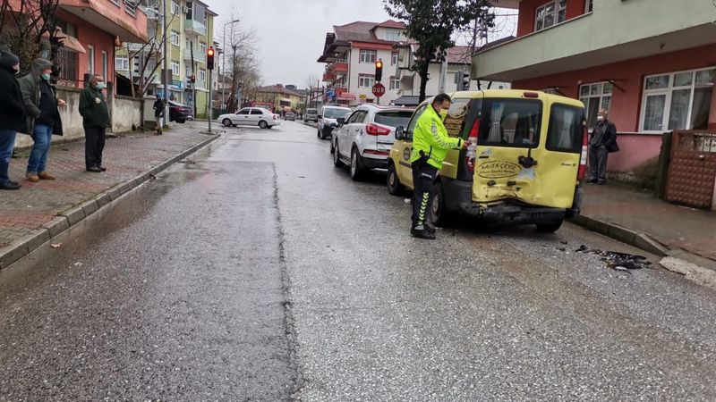 Sakarya'da alkollü sürücü, 3 araca çarpıp kaçtı