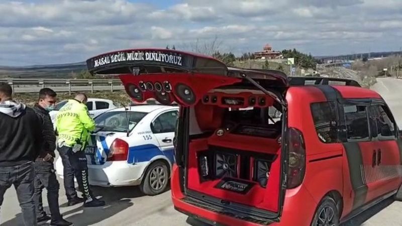 Denetlemeye takılan aracın ses sistemi polisi şaşkına çevirdi