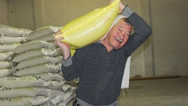 Balıkesir'de yaşayan yaşlı amca, 58 yıldır günde 5 ton gübre ve yem taşıyor