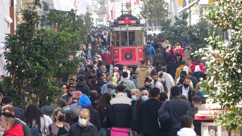 İstanbul'da kısıtlamasız cumartesinde sahiller ve meydanlar doldu