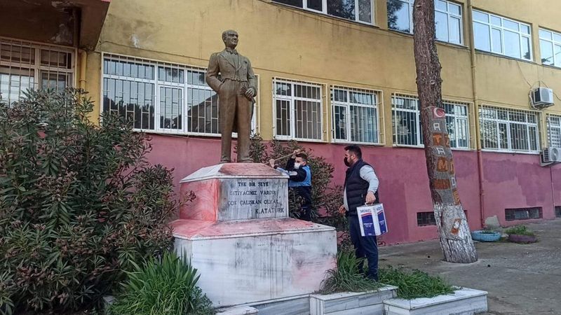 Tekirdağ'da Atatürk heykeline çirkin saldırı