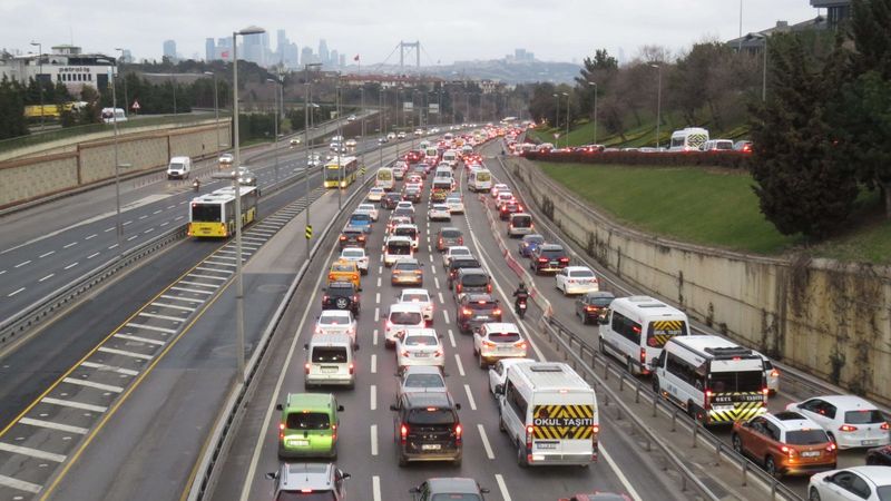 32 saatlik kısıtlama bitti: İstanbul’da yoğunluk başladı