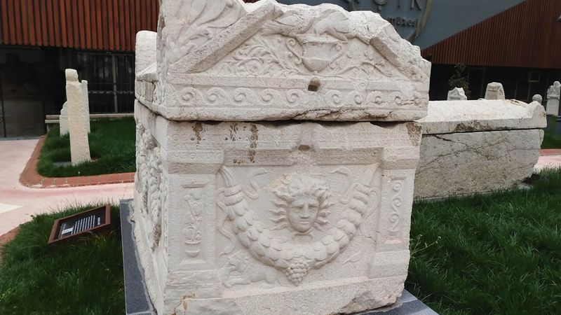 Amasya’da beddualı lahit dikkat çekiyor