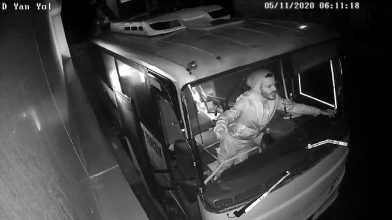 Kağıthane’de suç makinesi bu kez mobilya dükkanını ateşe verdi