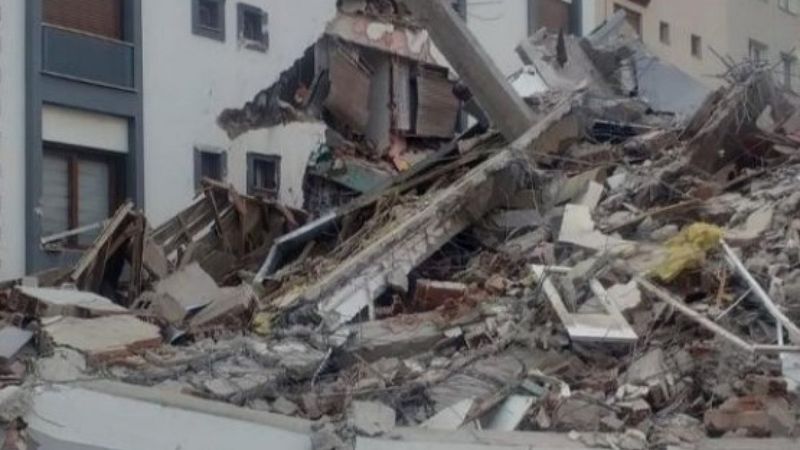 İzmir'de yıkımı yapılan hasarlı bina, sağlam binanın üzerine çöktü