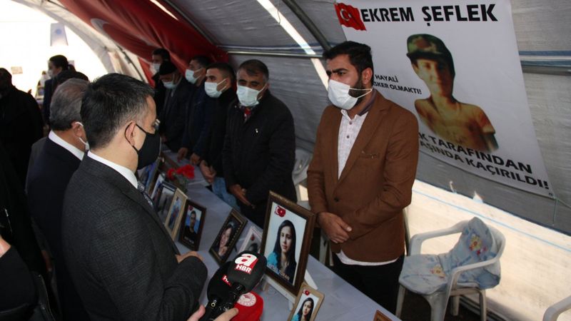 Tarım ve Orman Bakanı Pakdemirli evlat nöbetindeki ailelerle buluştu