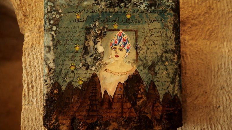 Ressam Hatice Abalı, Kapadokya'nın peri kızlarını lavdan oluşan kayaçlara resmetti
