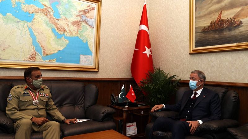Hulusi Akar, Pakistan Genelkurmay Başkanı Raza’yı kabul etti