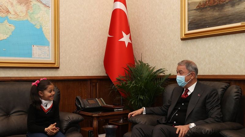 Hulusi Akar, Hakkarili küçük Hira ile görüştü