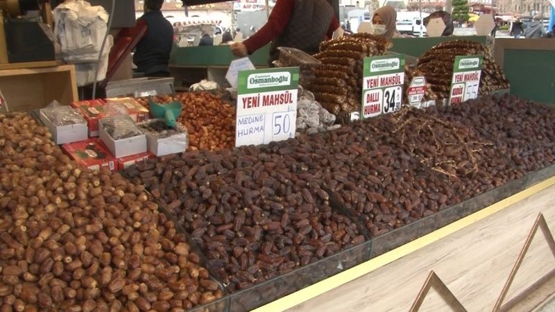 Ramazan ayı yaklaşınca hurmalar tezgahlarda yerini aldı