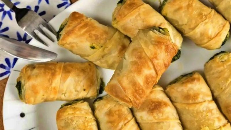 Ispanaklı tavuklu börek nasıl yapılır, malzemeleri neler? Ispanaklı tavuklu börek tarifi..