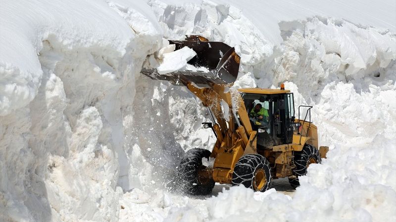 Van'da karla mücadele çalışmaları devam ediyor