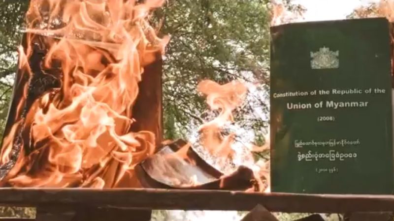 Myanmar’da göstericiler darbe anayasasını yaktı