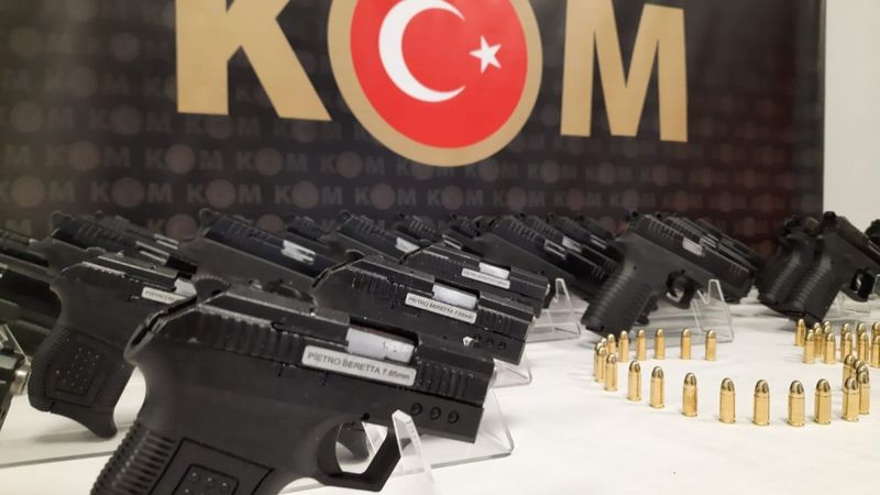 İzmir’de yasa dışı silah ticaretine polis baskını