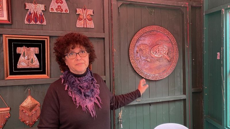 Bakır tellerden sanat yapıyor