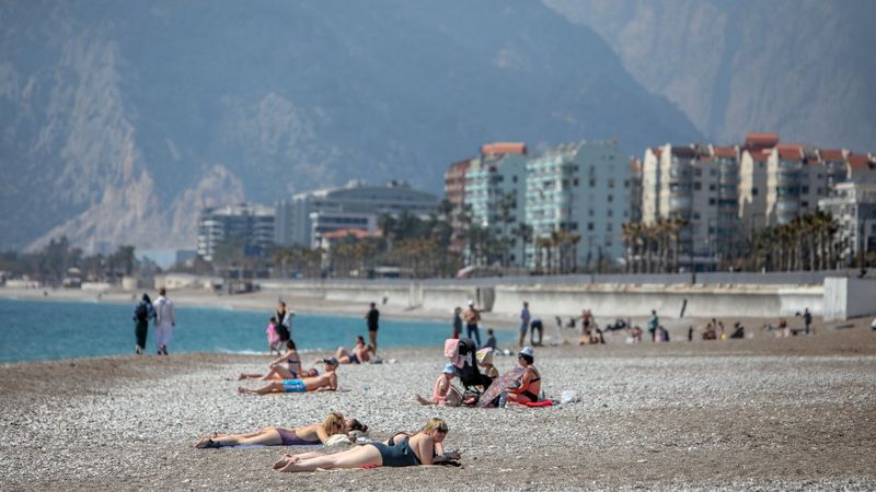Antalya’da sahiller kısıtlamadan muaf turistlere kaldı
