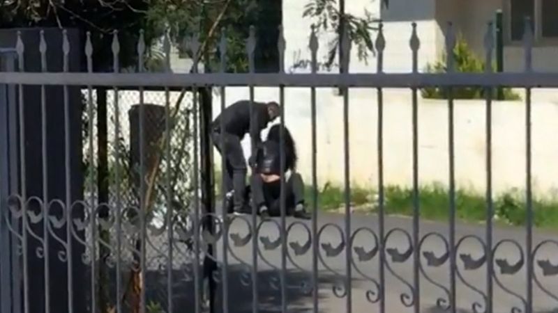 Antalya'da bir kadın, parasını isteyip darbetti