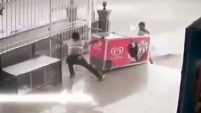 Antalya'da rüzgar dondurma dolabını sürükledi