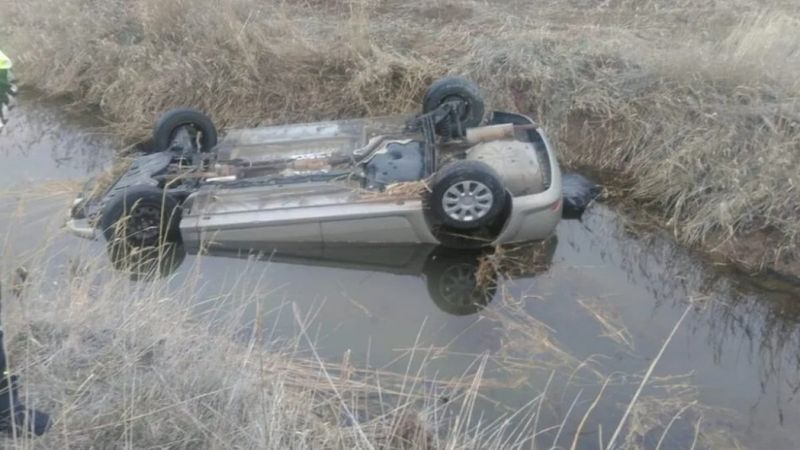 Kayseri'de yoldan çıkan otomobil sulama kanalına devrildi