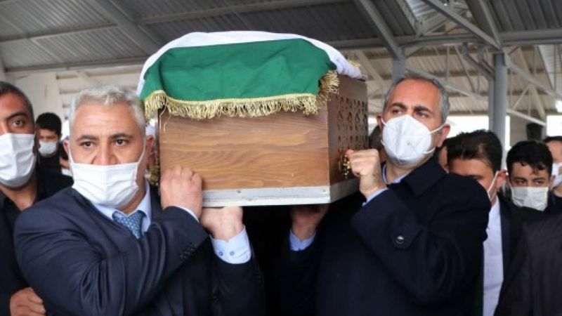 Abdulhamit Gül annesini son yolculuğuna uğurladı