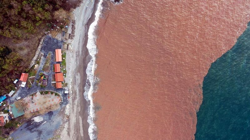 Zonguldak'ta denizin rengi çamura döndü