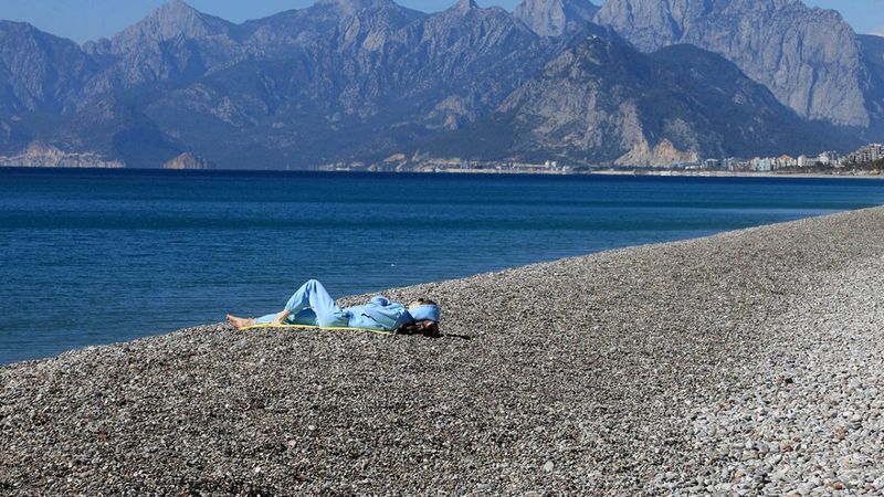 Konyaaltı’nın 11 kilometrelik sahilinde tek başına kaldı