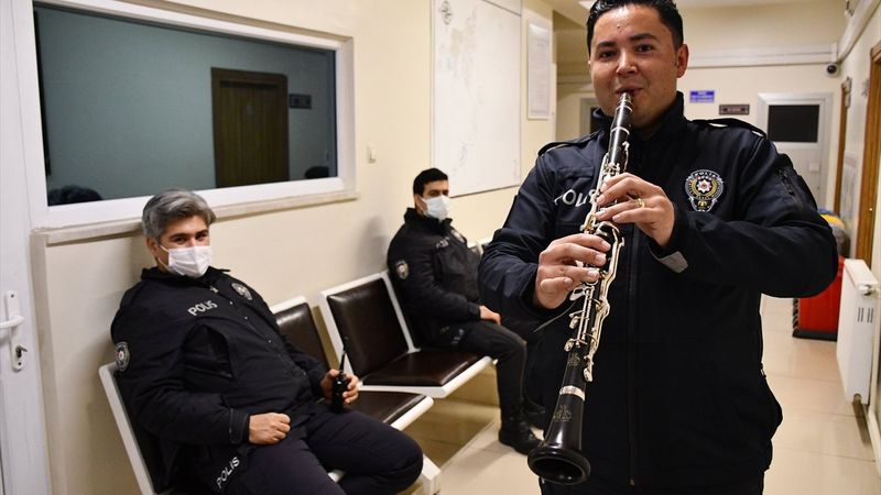 Sivas'ta polis memuru, klarnetiyle gönüllere dokunuyor