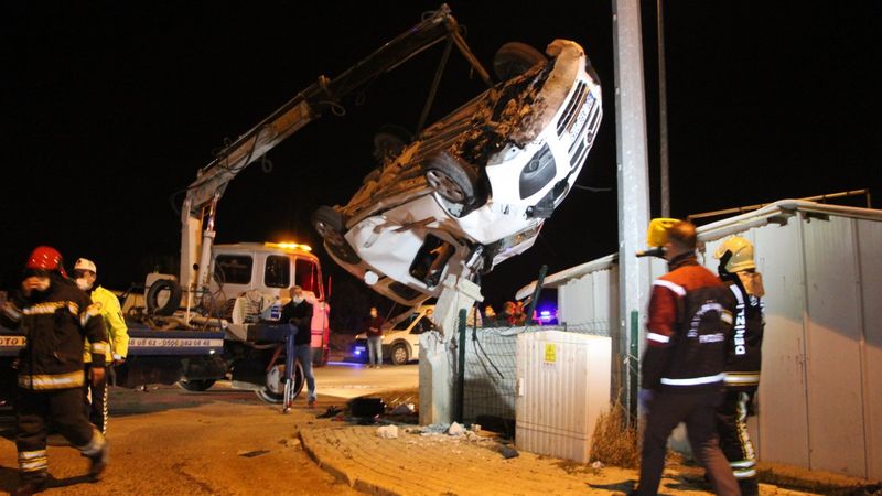 Denizli'de takla atan otomobil duvarda asılı kaldı