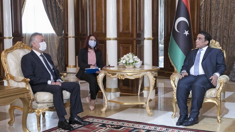 Muhammed Menfi'nin Türk büyükelçiyi kabulünde dikkat çeken görüntü